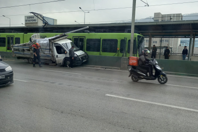 Bursa'da kamyonet Bursaray bariyerlerine saplandı!