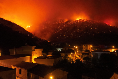 Bursa'da orman yangını 3 köyü tehdit etti, yangının havadan görüntüsü yürekleri dağladı