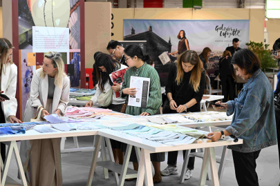 Bursa kumaşları Paris’te genç tasarımcıların vizyonuyla hayat buldu