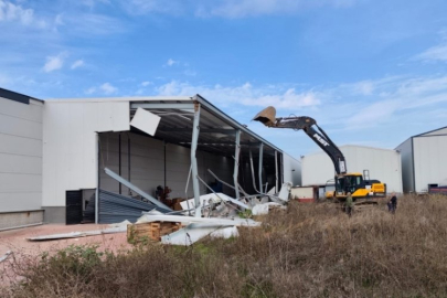 Nilüfer'de iki kaçak yapı yıkıldı