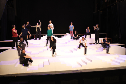 Nilüfer Kent Tiyatrosundan “Lüküs Hayat” müzikali