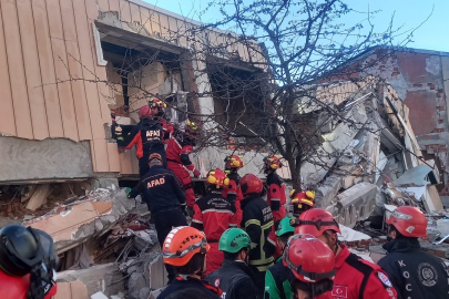 Kocaeli'de bina çöktü! 5 kişi enkaz altında kaldı