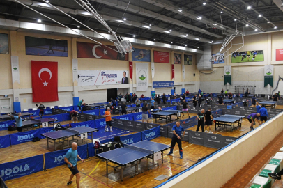 Veteran masa tenisi Bursa’da renkli mücadeleye sahne oldu