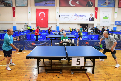 Veteran sporcular Osmangazi’de buluştu: Masa tenisinde dostluk kazandı