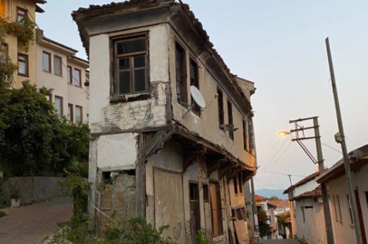 Mudanya’daki tarihi “Tabut Ev” kendiliğinden yıkıldı