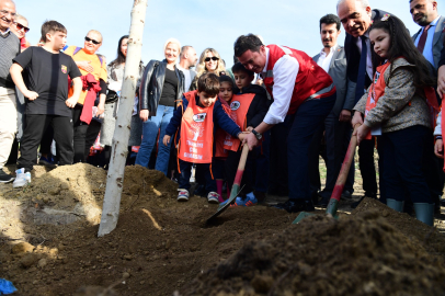 Osmangazi’de kitaplar ormana dönüştü: 700 fidan toprakla buluştu