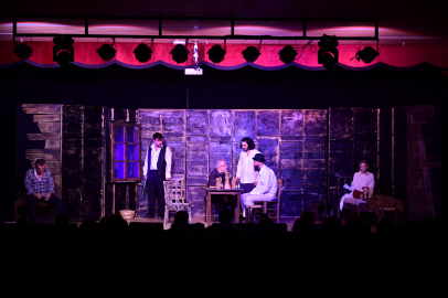 Osmangazi’de “Duvarların Ötesi” ayakta alkışlandı