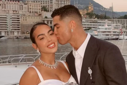Ronaldo'nun nişanlısı Georgina kırmızı bikinisiyle sahilleri salladı