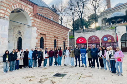 Yıldırım’da gençler tarihi yürüyüşle Bursa’yı keşfediyor