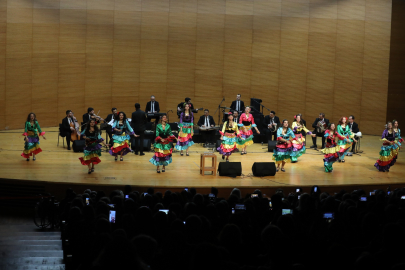 Bursa’da müzik şöleni: Roman ve Balkan ritimleri sahnedeydi