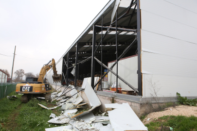 Nilüfer’de kaçak iş yerleri yıkıldı