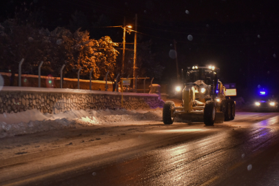 Büyükşehir ekiplerinden kar yağışına anında müdahale
