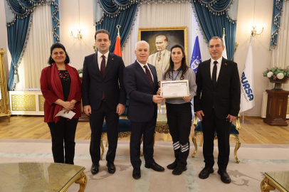 Güler yüzüyle takdir toplayan güvenlik görevlisine Başkan Bozbey’den teşekkür