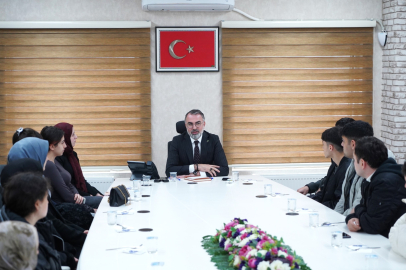 Başkan Erol’dan KPSS’ye hazırlanan öğrencilere kitap ve rehberlik desteği