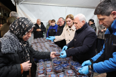 Başkan Bozbey’den Ulu Cami çıkışı tatlı ikramı