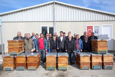 Bursa Büyükşehir Belediyesi’nden arıcılara binlerce kovan desteği