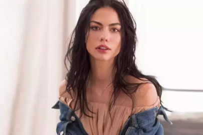 Demet Özdemir yeni yaşını iddialı pozlarla kutladı