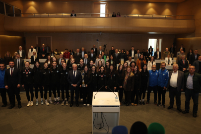 Altyapıdan yetişen gençler Nilüfer’i zirveye taşıdı: Kupayı Başkan Özdemir’e takdim ettiler