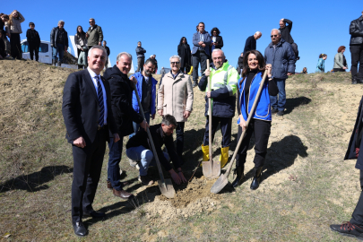 Nilüfer’de 450 fidan “Yarına Nefes” için toprakla buluştu