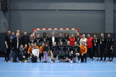 Bursa Büyükşehir Belediyespor liderliği bırakmadı