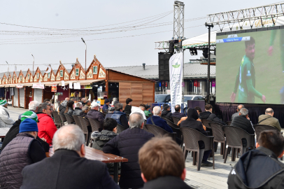 Osmangazi Meydanı’nda dev ekranda Bursaspor coşkusu