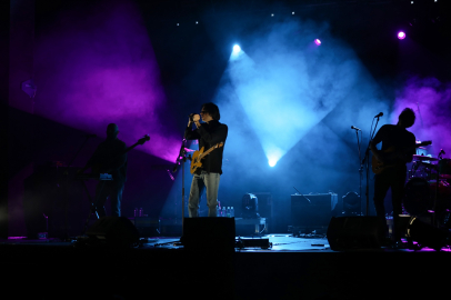 Bursa’da alternatif rock rüzgarı: Can Ozan sevilen şarkılarını seslendirdi