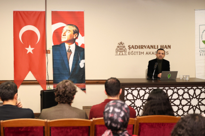 Osmangazi’de edebiyat yolculuğu: “Kelimelerle Dünya Tarihi” masaya yatırıldı