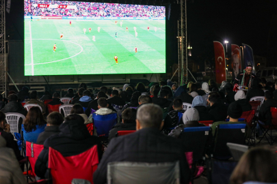 Bursa’da milli coşku: Dev ekranlarda tek yürek oldular