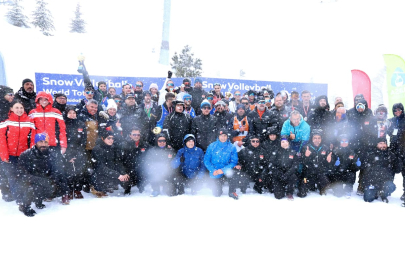 Uludağ’da kar voleybolu coşkusu: Türkiye kadınlarda zirveyi kaptı