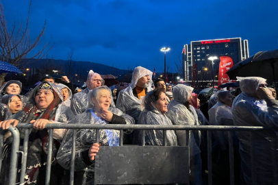 Bursalılar Başkan Bozbey için yağmur altında bir araya geldi