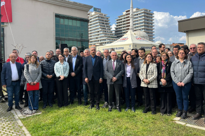 Başkan Bozbey'in tutuklanmasının ardından Bursalılar belediye binası önünde toplandı