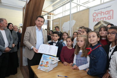 Başkan Aydın Bursa 23. Kitap Fuarı’nda küçük yazarlarla buluştu