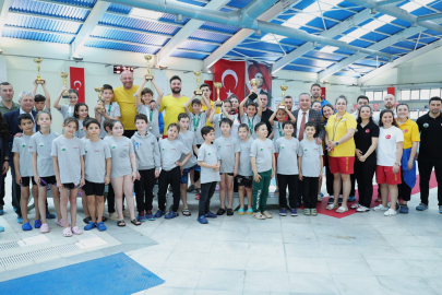 Osmangazi’de Yüzme Şenliği: Minik sporcular kıyasıya yarıştı