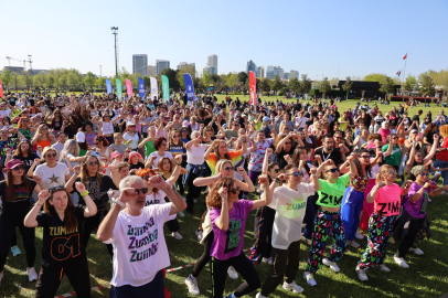Bursa'da zumba coşkusu: Spor ve dans buluştu