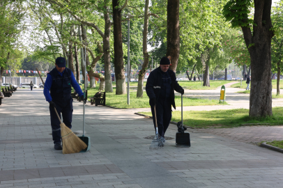 Osmangazi Belediyesi’nden yeşil alanlara günlük bakım