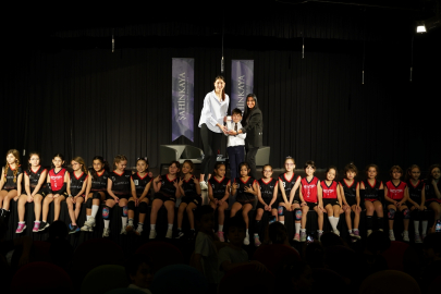 Milli Voleybolcu Kübra Akman Şahinkayalı öğrencilerle buluştu