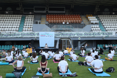 Nilüfer'de yoga tutkunları İbrahim Yazıcı Stadyumu’nda Buluştu